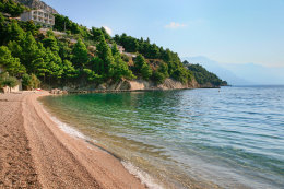 Mimice - oblázková pláž, Omišská riviéra, Chorvatsko