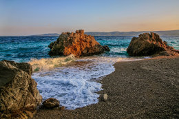 Mimice - oblázková pláž, Omišská riviéra, Chorvatsko