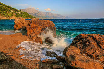 Mimice - oblázková pláž, Omišská riviéra, Chorvatsko