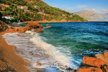 Mimice - oblázková pláž, Omišská riviéra, Chorvatsko