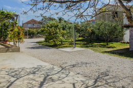 Apartmány Perla - venkovní sprcha, Zaostrog, Makarská riviéra, Chorvatsko