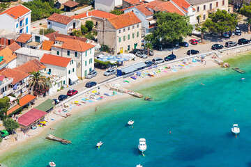 Apartmány Perla - letecký pohled na oblázkovou pláž, Zaostrog, Makarská riviéra, Chorvatsko
