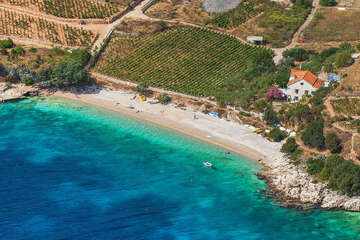 Apartmány Rustika - letecký pohled na oblázkovou pláž, Vela Farska, ostrov Brač, Chorvatsko