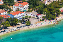 Zaostrog - letecký pohled, pláž u domů Orada a Perla 