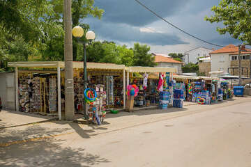 Šilo - stánky se suvenýry, ostrov Krk, Chorvatsko