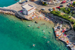 Apartmán Vinko - letecký pohled na nejbližší pláž, Šilo, ostrov Krk, Chorvatsko