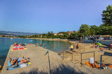 Apartmán Vinko - písečná pláž s betonovým molem, Šilo, ostrov Krk, Chorvatsko