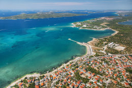 Brodarica - letecký pohled, Šibenická riviéra, Chorvatsko