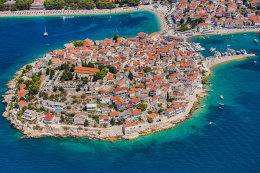 Primošten, letecký pohled, Šibenická riviéra, Chorvatsko