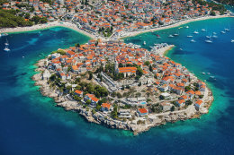 Primošten, letecký pohled, Šibenická riviéra, Chorvatsko