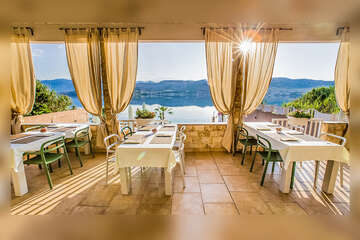 Hotel Plaža - restaurace s výhledem na moře, město Pag, ostrov Pag, Chorvatsko