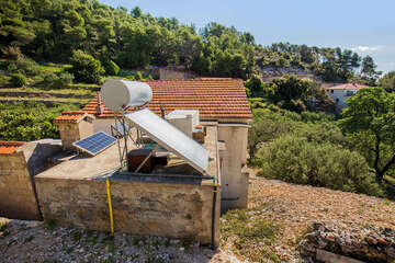 Apartmány Nevera - solární panely nad domem, jižní zátoka ostrova Hvar, Chorvatsko