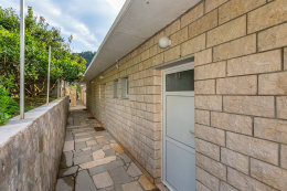 Apartmány Žana - vstup do studií na 1. poschodí, severní zátoka ostrova Hvar, Chorvatsko