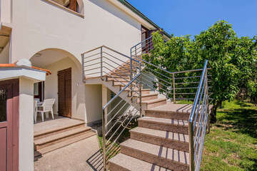 Apartmány Božur - schody vedoucí do 1. poschodí, Vlašići, ostrov Pag, Chorvatsko