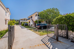 Apartmány Božur - vjezd k domu, Vlašići, ostrov Pag, Chorvatsko