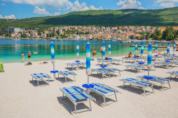 Selce - písčitooblázková pláž, Crikvenická riviéra, Chorvatsko