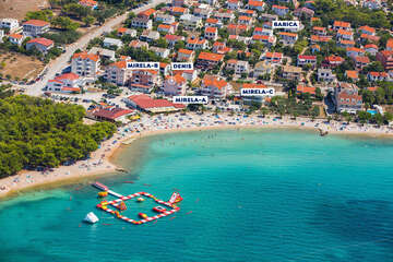 Povljana - letecký pohled na pláž Dubrovnik, ostrov Pag, Chorvatsko