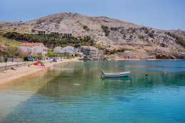 Letovisko Metajna - hlavní pláž v centru, ostrov Pag, Chorvatsko