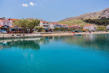 Letovisko Metajna - restaurace a hlavní pláž v centru, ostrov Pag, Chorvatsko