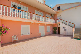 Apartmány Silva, zadní terasa pro B1 a B2, Vlašiči, ostrov Pag, Chorvatsko