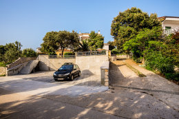 Apartmány Silvano - parkoviště u domu, Mandre, ostrov Pag, Chorvatsko