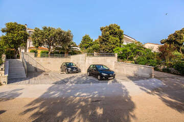 Apartmány Silvano - parkoviště u domu, Mandre, ostrov Pag, Chorvatsko