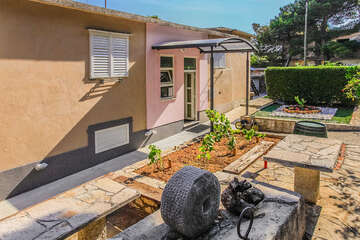 Apartmány Borovina - posezení za domem, Omiš-Duće, Chorvatsko