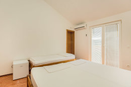 Příklad třílůžkového pokoje - penzion Stari Dvori, Metajna, ostrov Pag, Chorvatsko