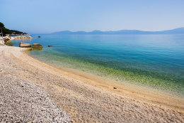 Zaostrog - oblázková pláž, Makarská riviéra, Chorvatsko