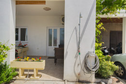 Apartmány Ratac - venkovní sprcha, Bratuš, Makarská riviéra, Chorvatsko