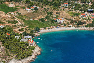 Apartmány Rustika - letecký pohled, Vela Farska, ostrov Brač, Chorvatsko