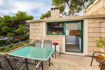 Apartmány Bagarić - venkovní posezení před společným grilem s vybavenou kuchyní, Medići, Chorvatsko