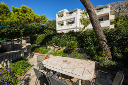 Apartmány Bagarić - posezení u domu, Medići, Chorvatsko