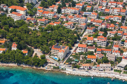 Bol - apartmány, ostrov Brač, Chorvatsko