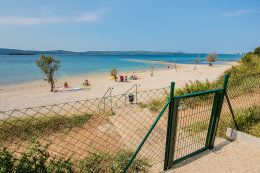 Mobilhome Maar - pohled na pláž, Biograd na moru, Zadarská riviéra, Chorvatsko