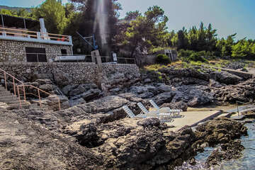 Apartmány Mirta - betonové molo s lehátky, severní zátoky, ostrov Hvar, Chorvatsko