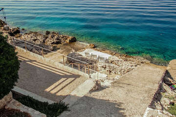 Apartmány Mirta - betonové molo s lehátky, severní zátoky, ostrov Hvar, Chorvatsko