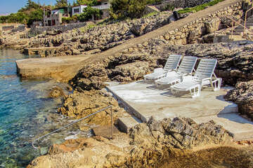 Apartmány Mirta - betonové molo s lehátky, severní zátoky, ostrov Hvar, Chorvatsko