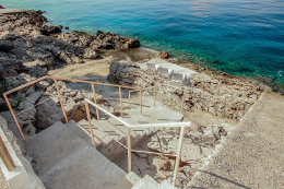 Apartmány Mirta - betonové molo s lehátky, severní zátoky, ostrov Hvar, Chorvatsko