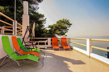 Apartmány Mirta - terasa s lehátky, severní zátoky, ostrov Hvar, Chorvatsko