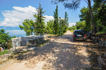 Apartmány Mirta - příjezdová cesta nad domem, severní zátoky, ostrov Hvar, Chorvatsko