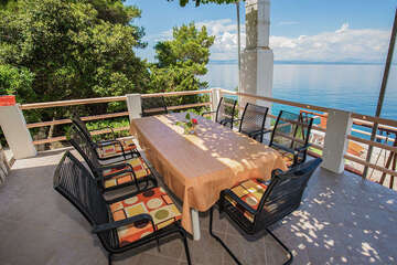 Apartmány Mirta - posezení před domem, severní zátoky, ostrov Hvar, Chorvatsko