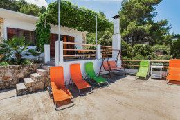 Apartmány Mirta - terasa s lehátky před domem, severní zátoky, ostrov Hvar, Chorvatsko