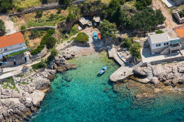 Apartmány Mirta - oblázková pláž 150 m od domu, letecký snímek, severní zátoky, ostrov Hvar, Chorvatsko