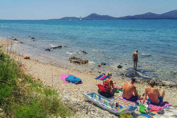 Mobilhome Tarik - oblázková pláž u mobilhome Kum, Biograd na Moru, Zadarská riviéra, Chorvatsko