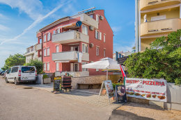 Apartmány Odisej - pohled na restauraci vedle apartmánů Ines, Povljana, ostrov Pag, Chorvatsko