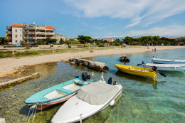 Apartmány Odisej - oblázková pláž Mali Dubrovnik, před domem, Povljana, ostrov Pag, Chorvatsko