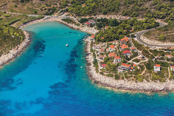 Letovisko Milna - letecký pohled, ostrov Vis, Chorvatsko