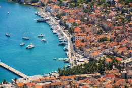 Město Vis - letecký pohled, ostrov Vis, Chorvatsko