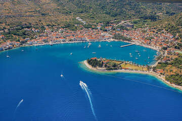 Město Vis - letecký pohled, ostrov Vis, Chorvatsko